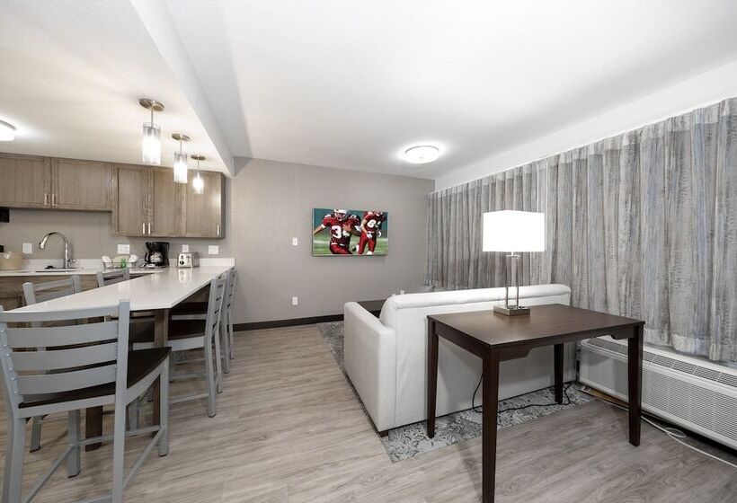 Люкс, Red Roof Inn Plus+ & Suites Naples Downtown 5th Ave S