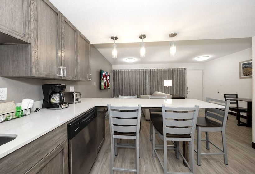 Люкс, Red Roof Inn Plus+ & Suites Naples Downtown 5th Ave S