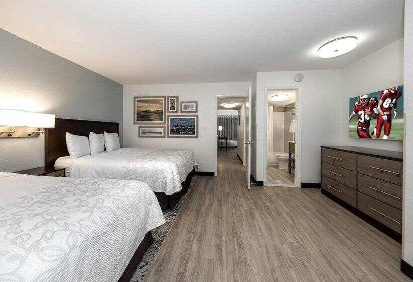 Люкс Адаптированный для Инвалидов, Red Roof Inn Plus+ & Suites Naples Downtown 5th Ave S