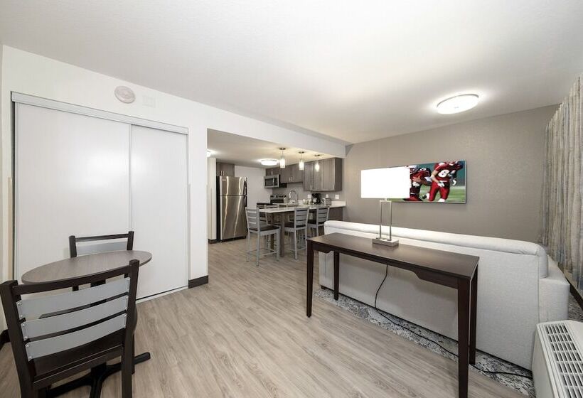 Люкс Адаптированный для Инвалидов, Red Roof Inn Plus+ & Suites Naples Downtown 5th Ave S