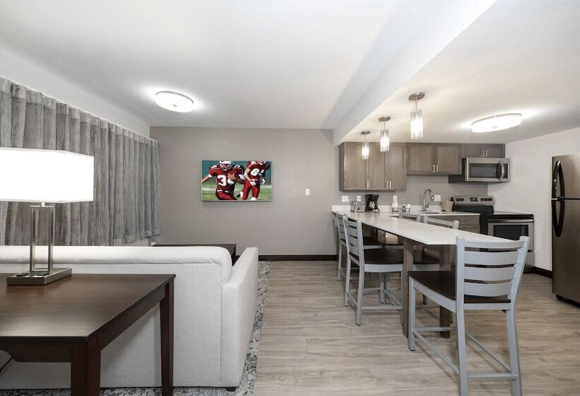 Люкс, Red Roof Inn Plus+ & Suites Naples Downtown 5th Ave S