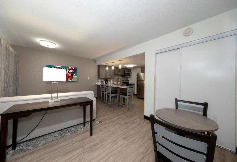 Люкс, Red Roof Inn Plus+ & Suites Naples Downtown 5th Ave S