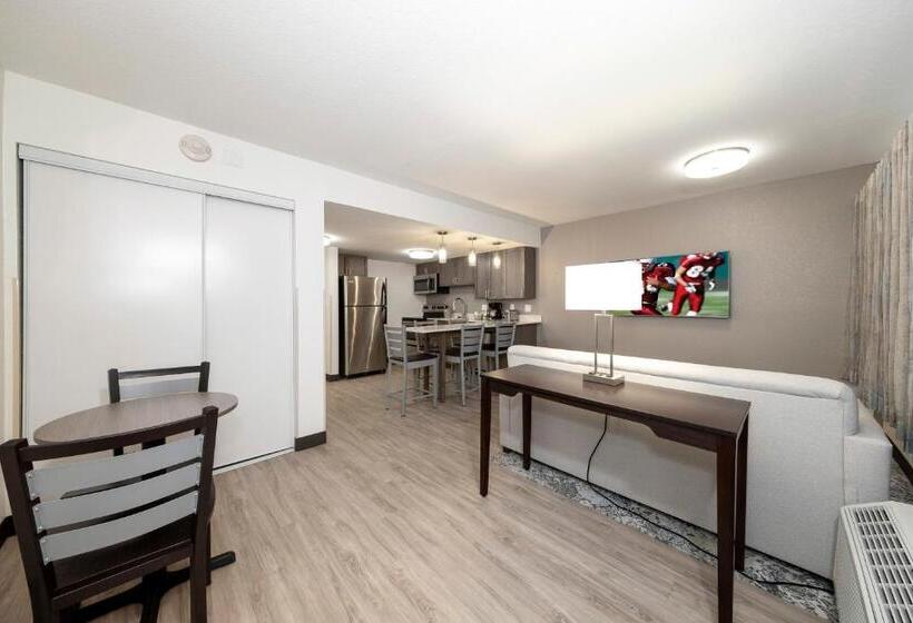 Люкс Адаптированный для Инвалидов, Red Roof Inn Plus+ & Suites Naples Downtown 5th Ave S