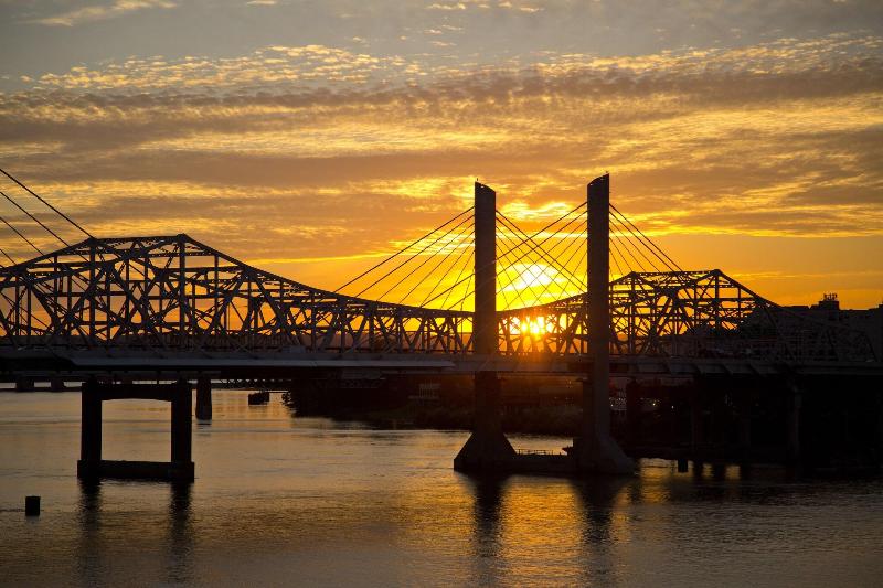 Номер Клуб, Sheraton Louisville Riverside