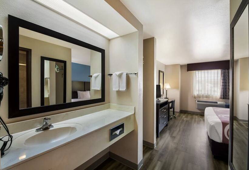 Люкс, Quality Inn & Suites Round Rock