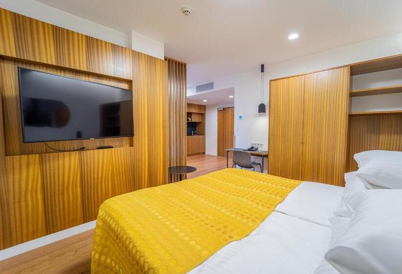 استودیو خانوادگی, Hestia Hotel Kentmanni