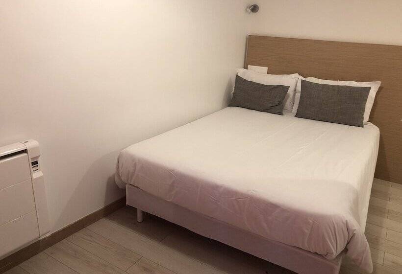 Номер Стандарт, Hôtel Le National Clichy Paris