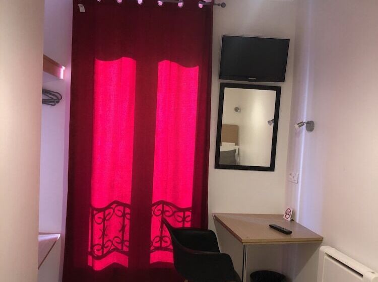 Номер Стандарт, Hôtel Le National Clichy Paris