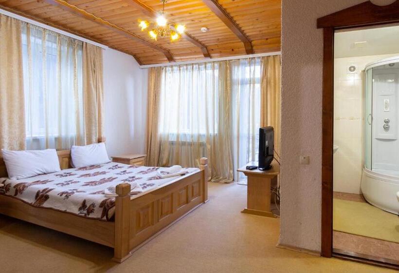 3 Bedroom Suite, у мар яни і назара