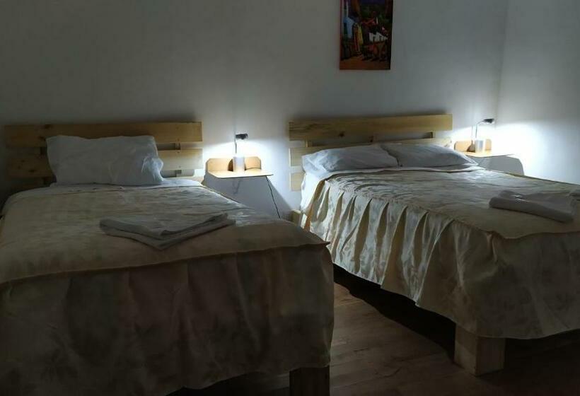 اتاق استاندارد سه نفره, Anais Y Nicolas Hostel