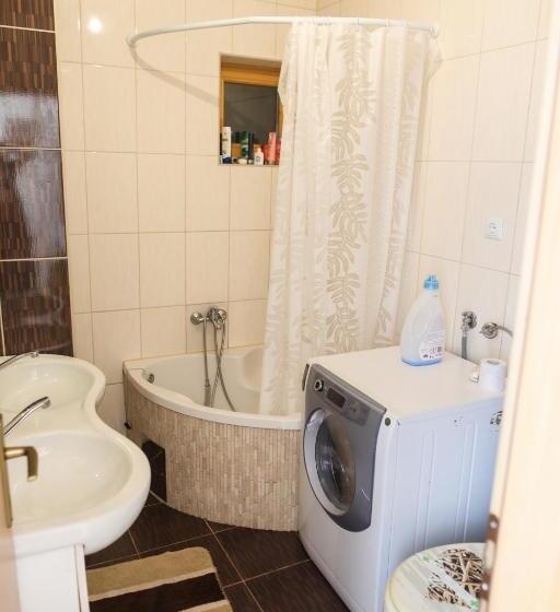آپارتمان 3 خوابه, Lola S House