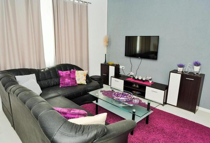 آپارتمان 3 خوابه, Lola S House