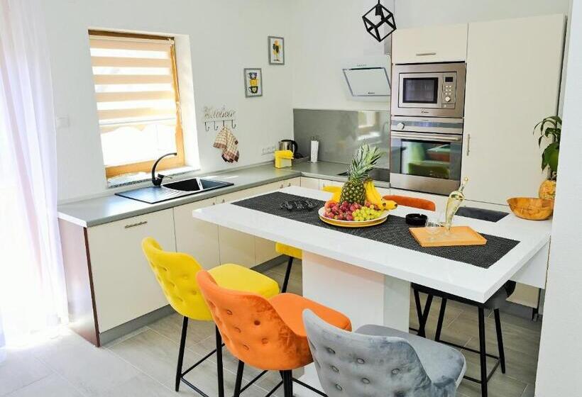 آپارتمان 1 خوابه با بالکن, Lola S House