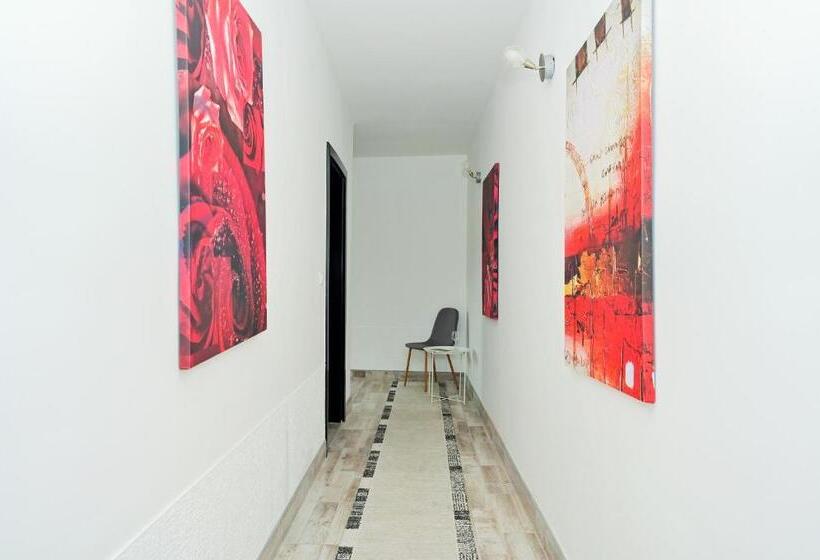 اتاق سوپریور, Lola S House