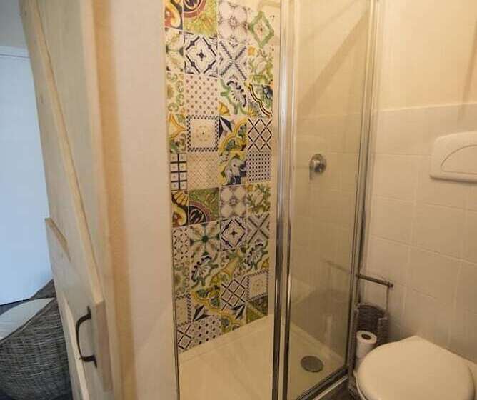 带阳台套房, Home Village B&b