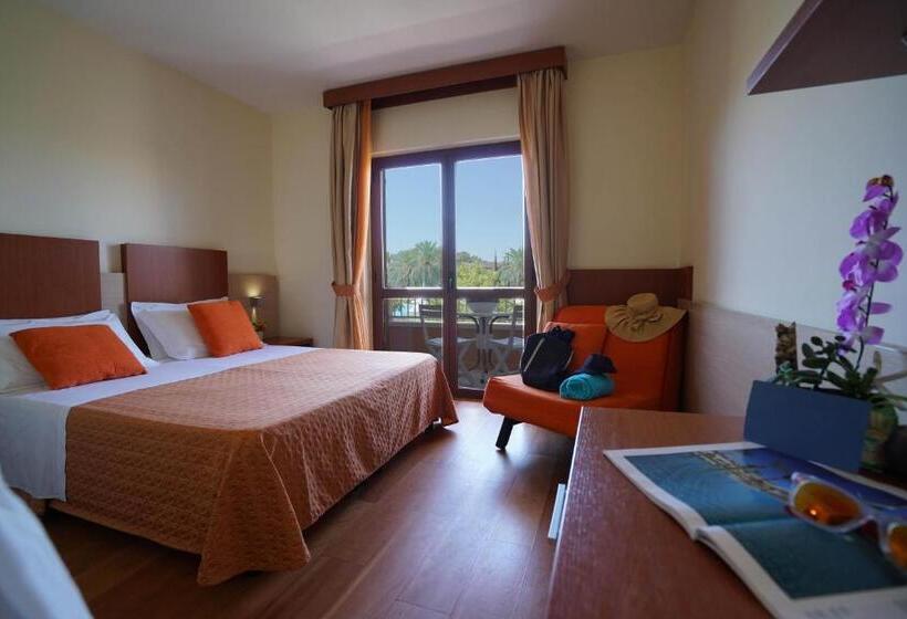 اتاق استاندارد با چشم‌انداز استخر, Valtur Otium Resort