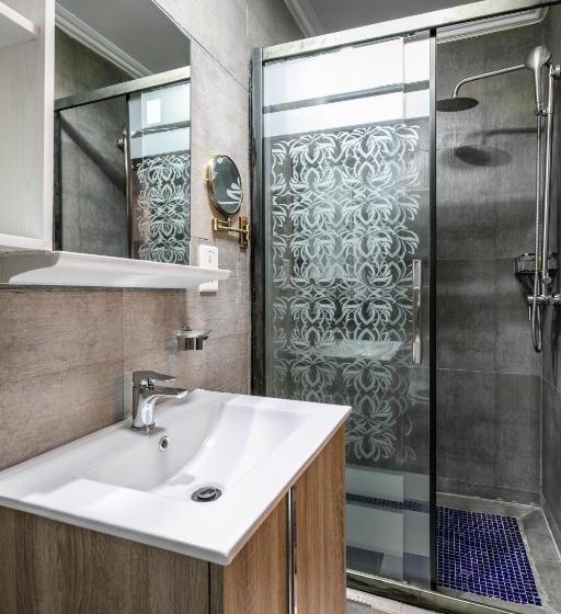 اتاق لوکس با بالکن, The Melva Guest House