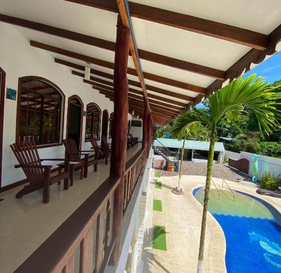 اتاق استاندارد چهارنفره با بالکن, Ocean View Lodge