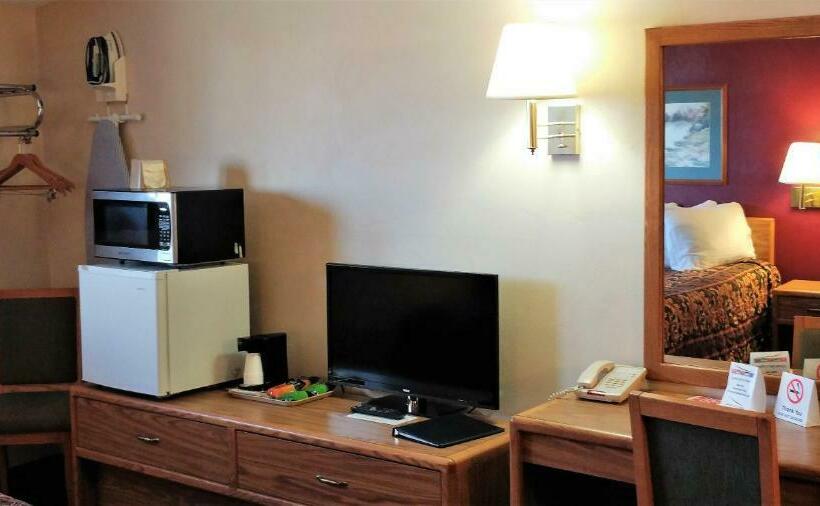Номер Стандарт 2 Двуспальные Кровати, Red Carpet Inn  Windom