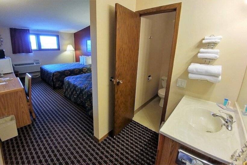 Номер Стандарт 2 Двуспальные Кровати, Red Carpet Inn  Windom