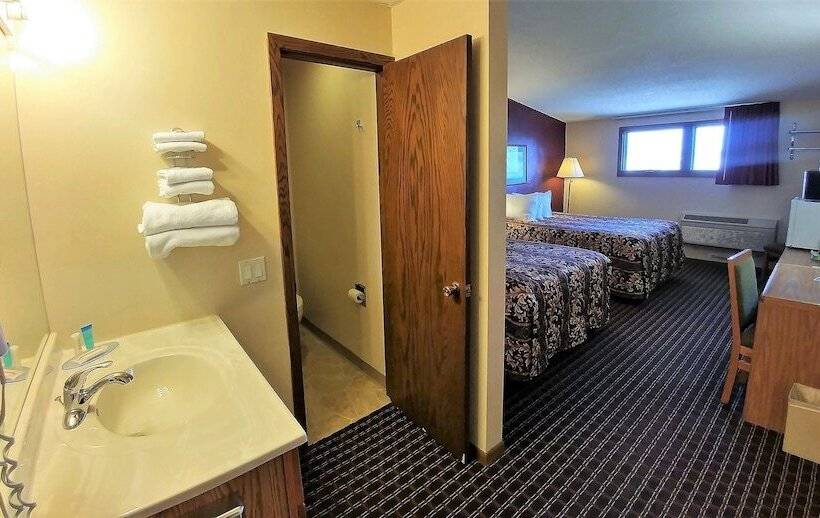 Номер Стандарт 2 Двуспальные Кровати, Red Carpet Inn  Windom