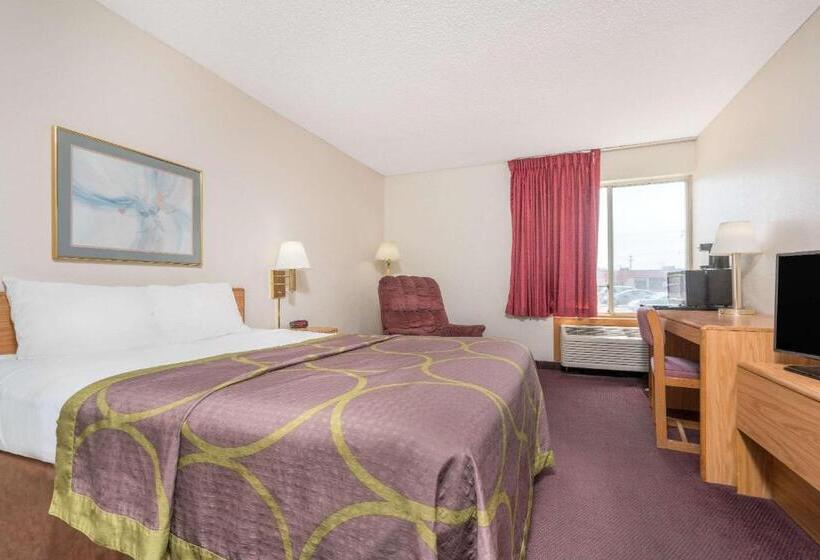 带大床的标准间, Super 8 By Wyndham Menomonie Wi