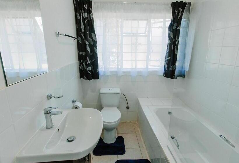 Апартаменты 1 Спальня Вид на Сад, Golden Candle Guest House