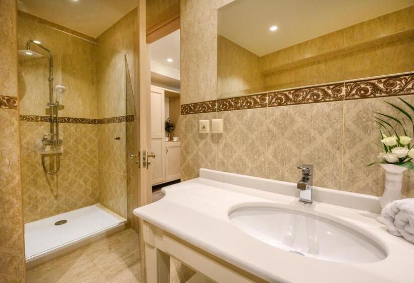 اتاق سوپریور سه تخته, Emerald Suites