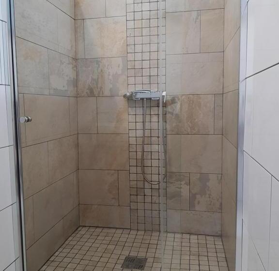 اتاق استاندارد یک نفره, Chez Papa Daya
