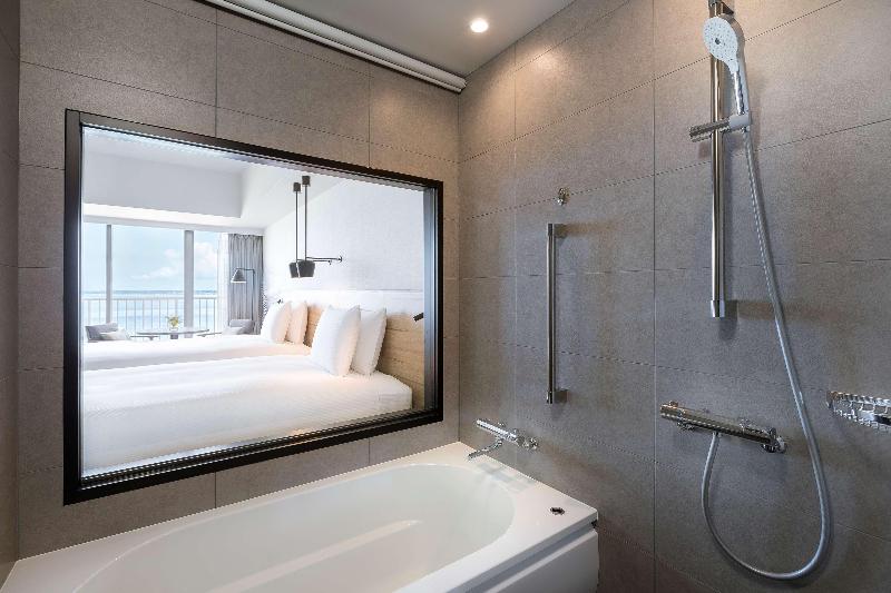 اتاق اجرایی با چشم‌انداز دریا, Hilton Okinawa Sesoko Resort