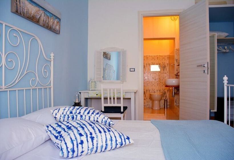اتاق استاندارد سه تخته با بالکن, Mia's Rooms