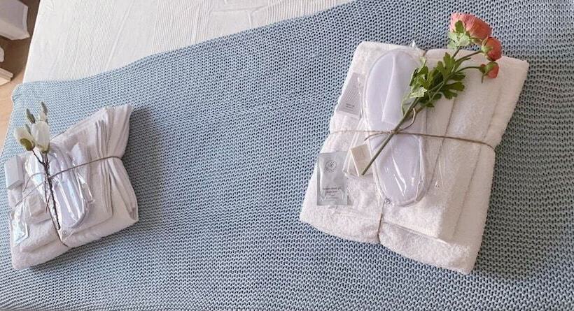 اتاق استاندارد سه تخته با بالکن, Mia's Rooms