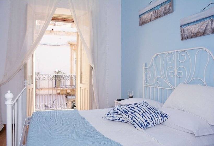 اتاق استاندارد سه تخته با بالکن, Mia's Rooms