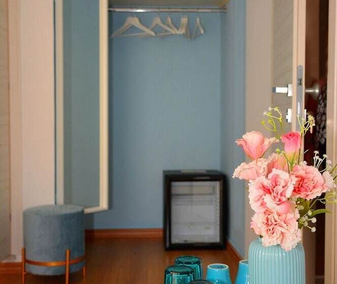 اتاق استاندارد سه تخته با بالکن, Mia's Rooms