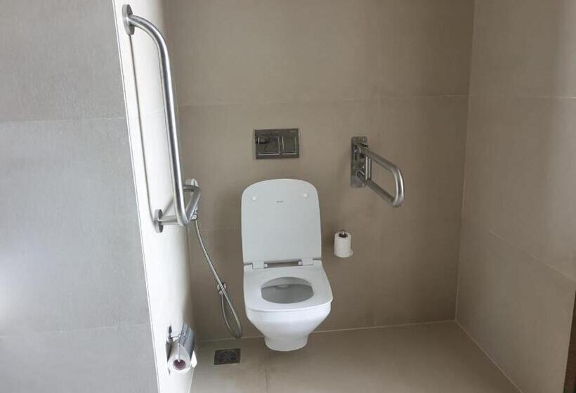 适合残疾人士使用的带超级大床的标准间, Holiday Inn Gurugram Sector 90, An Ihg