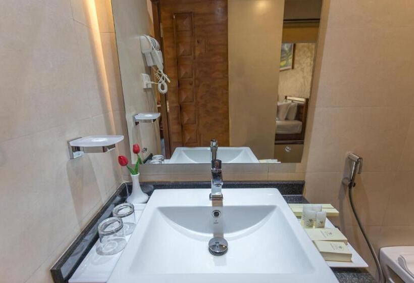 Superior room with lake view, Bar Peepal Resort