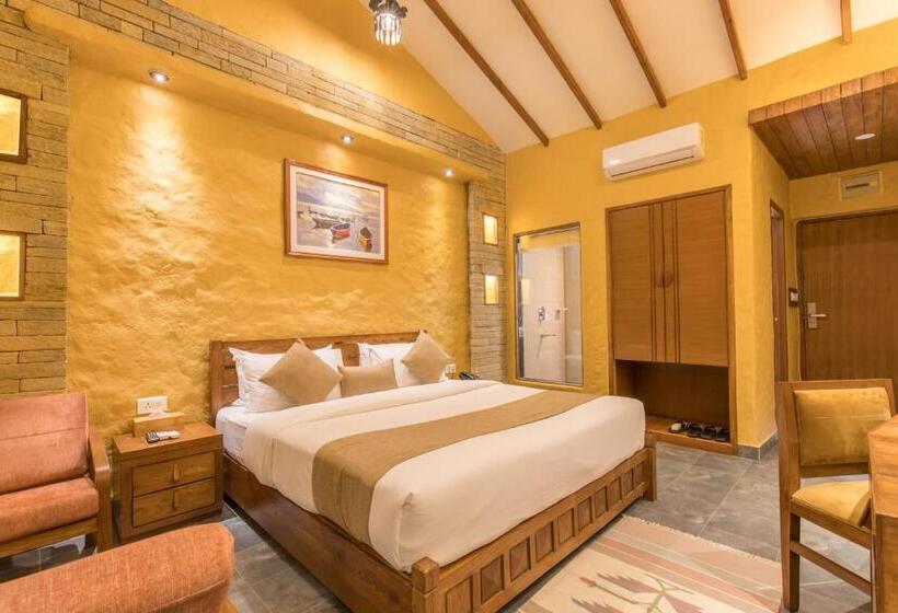 Superior room with lake view, Bar Peepal Resort