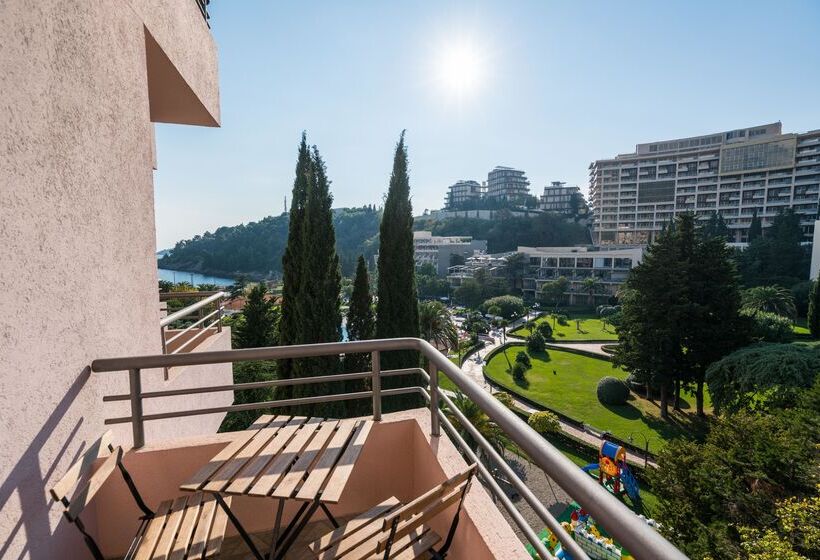 اتاق اساندارد با چشم‌انداز جانبی به دریا, Iberostar Waves Bellevue - All Inclusive