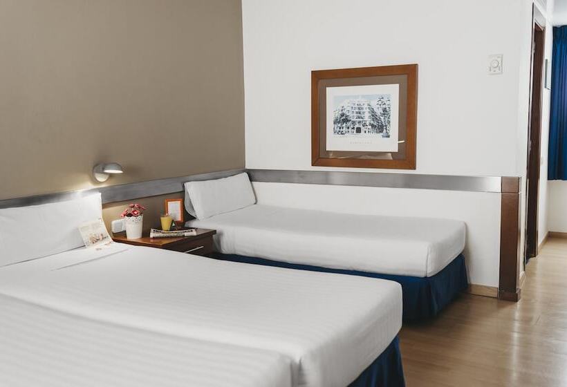 Номер Стандарт Трехместный, Tres Torres Atiram Hotels