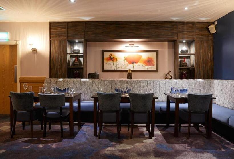 Номер Superior, Burntwood Court
