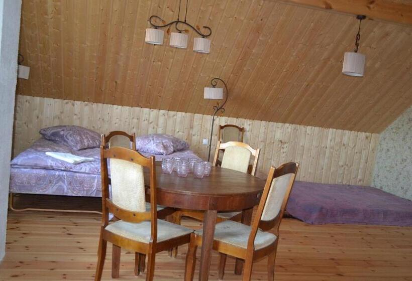 اتاق خانوادگی, Sunny Beaver B&b