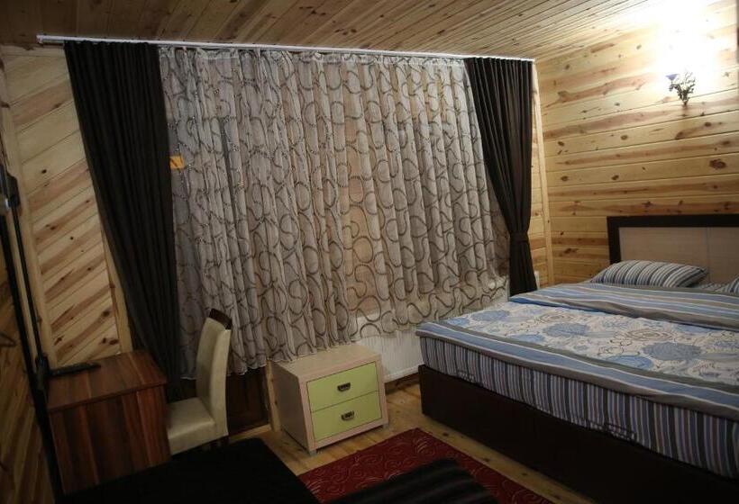 Трехместный Номер Стандарт с Балконом, Yedigoller Hotel & Restaurant