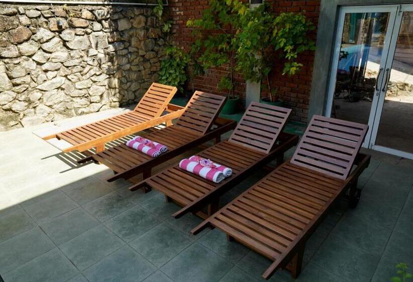 Standard Triple Room with Terrace, Pub Ceylon Hostel