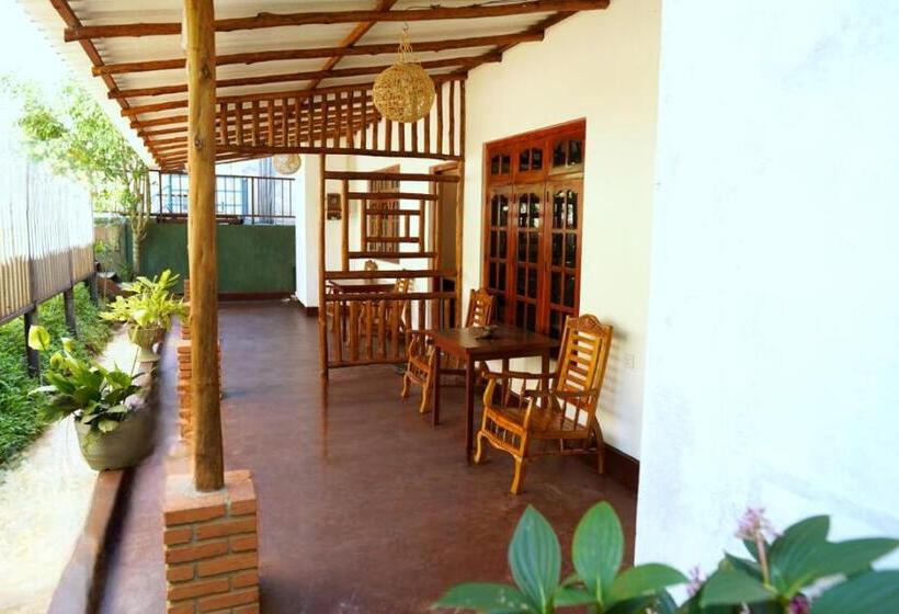 Standard Triple Room with Terrace, Pub Ceylon Hostel