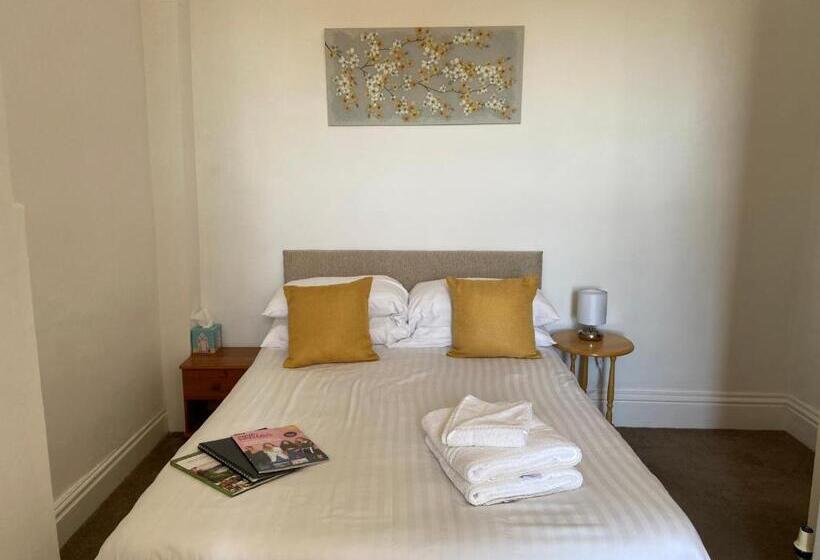 חדר אקונומי, The Shelbourne   Exclusivley For Adults
