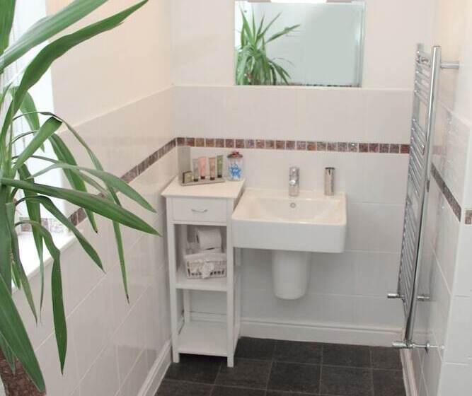 اتاق استاندارد با تخت بزرگ, St John S Lodge Incl Off Site Leisure Club