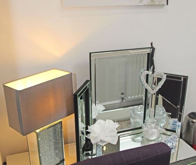 اتاق استاندارد با تخت بزرگ, St John S Lodge Incl Off Site Leisure Club