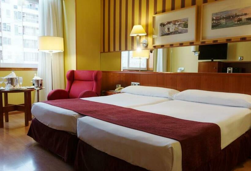 Номер Стандарт Трехместный, Ilunion Les Corts Spa