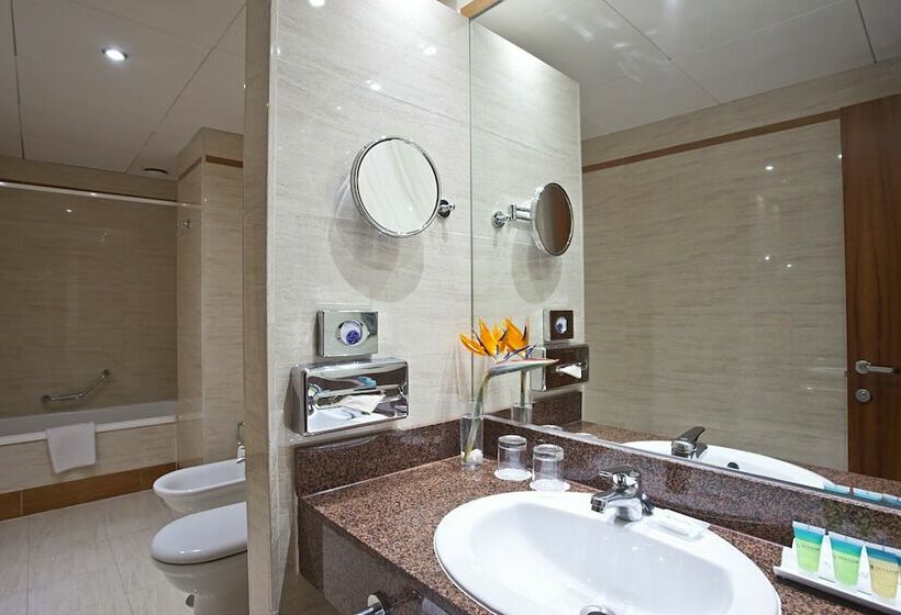 Семейный Номер, Ilunion Les Corts Spa