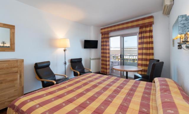 스탠다드 스튜디오, Apartamentos Bajondillo